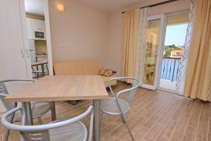 Seaside apartments with a swimming pool Lumbarda, Korcula - 9303