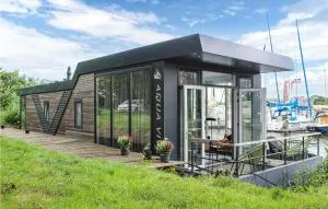 Awesome Ship In Warns With Kitchen - Rijs