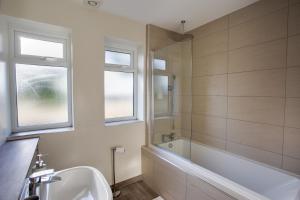 SAXON ROAD - A 3 Bedroom House with Garden by Prestigious Stays - Includes Wifi, Netflix & Amazon Alexa