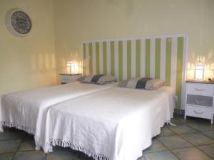 B&B / Chambres d'hotes La Bastide des Pins : Chambre Lits Jumeaux - Vue sur Jardin