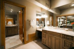 Luxury Three Bedroom Suite with Mountain Views and Hot Tub apartment hotel