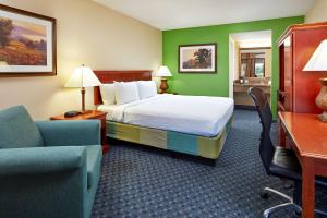 Queen Room - Disability Access room in La Quinta by Wyndham Thousand Oaks-Newbury Park