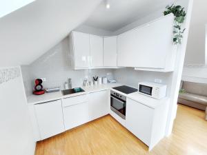 Centrally located, with castle view and 2 parkings