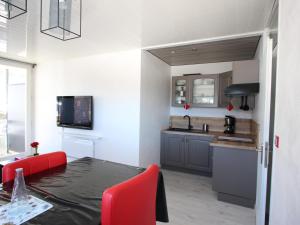 Appartement 2 pièces au pied des pistes, balcon est - FR-1-340-259