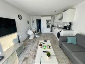 Le Maurice - Air conditioning parking and seaside!