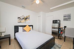 Hollywood private apartments