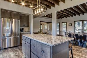 Smoky Vista Resort, Amazing Views, Hot Tub, 685 FREE tickets each paid day!!!