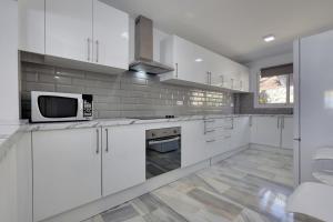 Quaint 2 Bedroom Townhouse with Pool close to Sea!