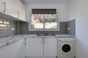 Quaint 2 Bedroom Townhouse with Pool close to Sea!