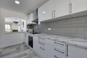 Quaint 2 Bedroom Townhouse with Pool close to Sea!