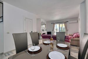 Quaint 2 Bedroom Townhouse with Pool close to Sea!