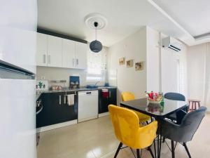 Aether Flats No7,Old Town, Beach, Central, Netflix