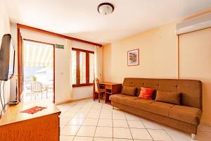 Two-Bedroom Apartment with Terrace and Sea View room in Apartments by the sea Tri Zala Korcula - 9317