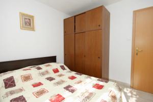 Apartments with a parking space Vlasici, Pag - 9348