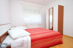 Apartments with parking space Trogir - 9455