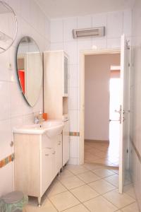 Apartments with parking space Trogir - 9455