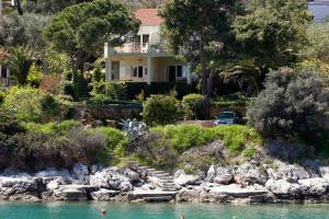 Apartments by the sea Mavarstica, Ciovo - 9432