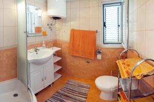 Apartments by the sea Mavarstica, Ciovo - 9432