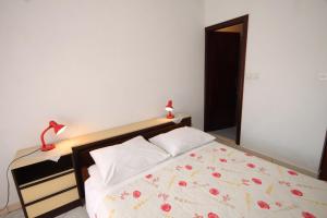 Apartments by the sea Zavalatica, Korcula - 9315