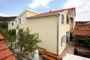 Apartments by the sea Vinisce, Trogir - 10008