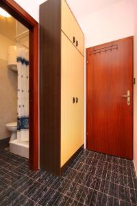 Seaside apartments with a swimming pool Marusici, Omis - 10009