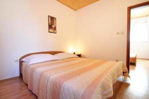 Seaside apartments with a swimming pool Marusici, Omis - 10009