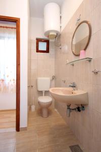 Seaside apartments with a swimming pool Marusici, Omis - 10009