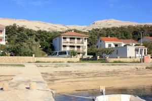Apartments by the sea Pag - 9355 