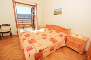Three-Bedroom Apartment with Balcony and Sea View room in Apartments by the sea Pag - 9355