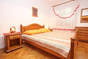 Three-Bedroom Apartment with Balcony and Sea View room in Apartments by the sea Pag - 9355