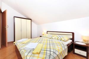 Apartments with parking space Vodice - 10022