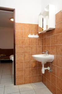 Apartments by the sea Kustici, Pag - 9381