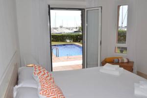 Lovely 2 bedroom unit with private pool