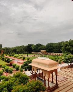 Umaid Palace - A Lakeside Resort - 25 minutes from Mehandipur Balaji - 20 minutes from Chand Baori Stepwell Abhaneri & 40 minutes from Bhangarh Fort