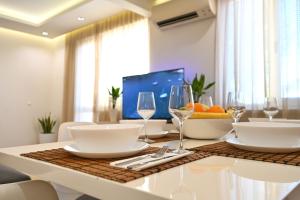 Modern Central 2-Bedroom Apartment with Parking