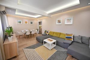 Modern Central 2-Bedroom Apartment with Parking