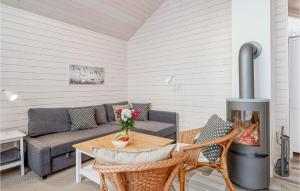 Stunning Home In Krems Iiwarderbrück With Sauna
