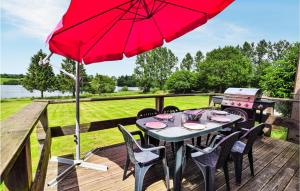 Maisons de vacances Beautiful Home In Vire Normandie With Lake View : photos des chambres