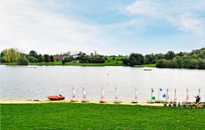 Maisons de vacances Beautiful Home In Vire Normandie With Lake View : photos des chambres