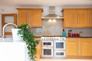 Central Ashford Stay - Contractors & Families Welcome - Free Parking