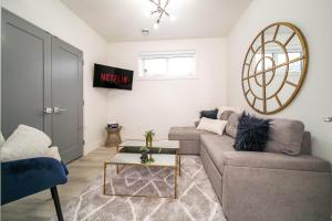 Bright Modern Home - King Bed - Free Parking - Fireplace - Fast Wi-Fi - Free Netflix