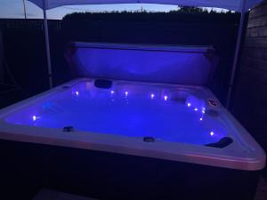 Roulotte du puits avec jacuzzi et sauna privatif