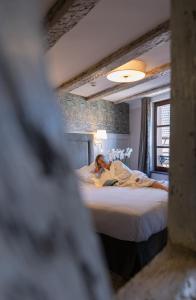 Hotels Hotel-Restaurant du Mouton : Suite avec Baignoire Spa