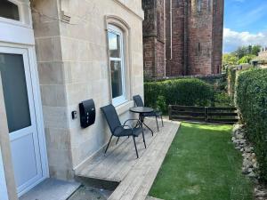 Number 79, Cosy Central Helensburgh 1 Bedroom, ground floor pet friendly, garden