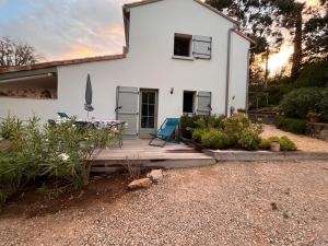 Appartement à cavalaire dans un domaine privé au rez-de-jardin