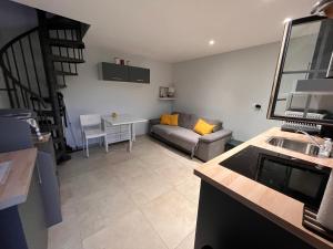 Appartement à cavalaire dans un domaine privé au rez-de-jardin