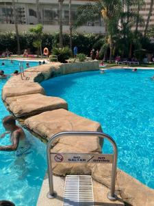 Rascacielo bonito mirando al mar