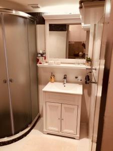 Tomas Apartments Gold