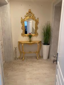 Tomas Apartments Gold