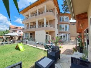 Приятелската къща